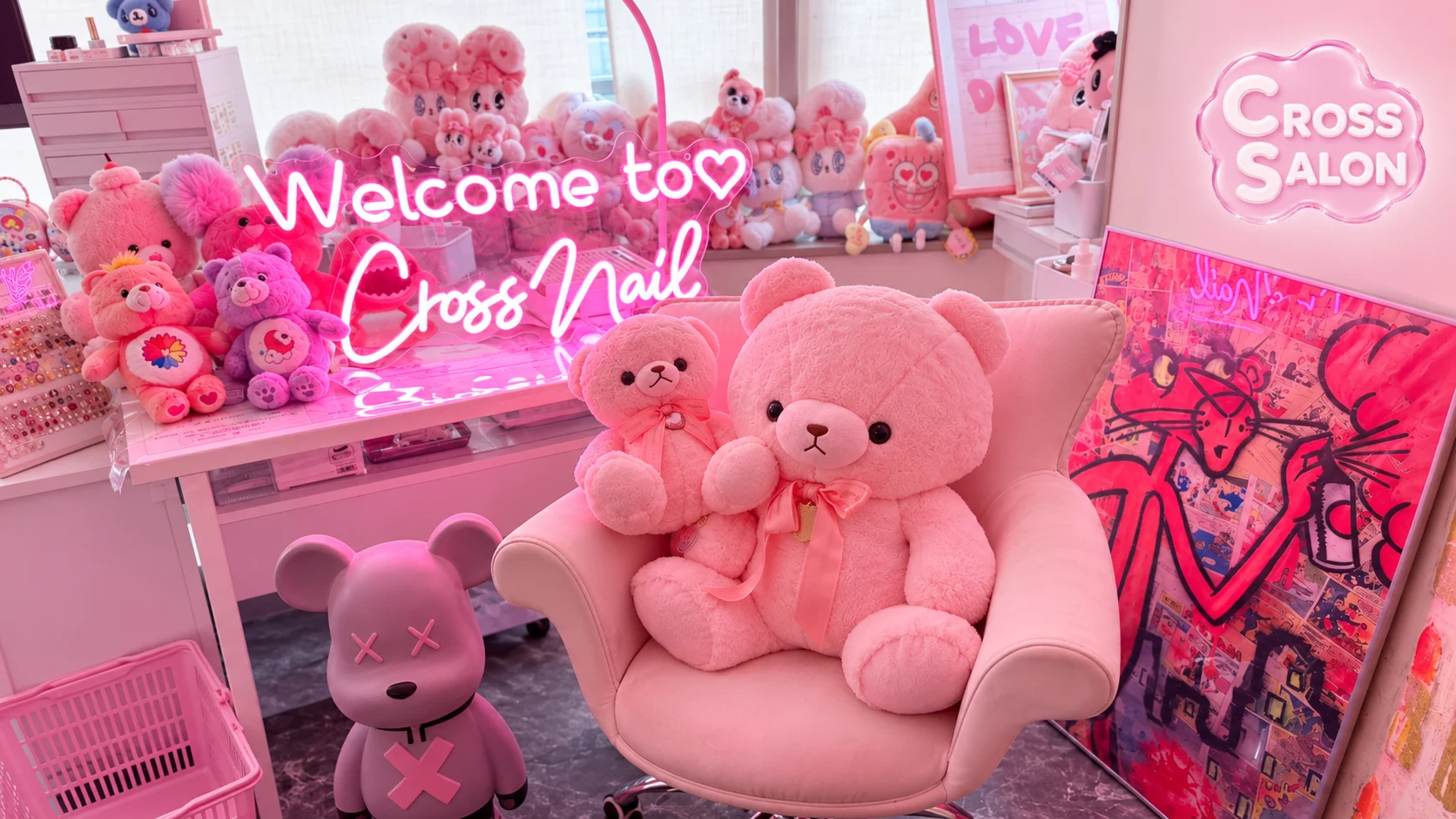 ピンクを基調としたCROSS SALONの店内
