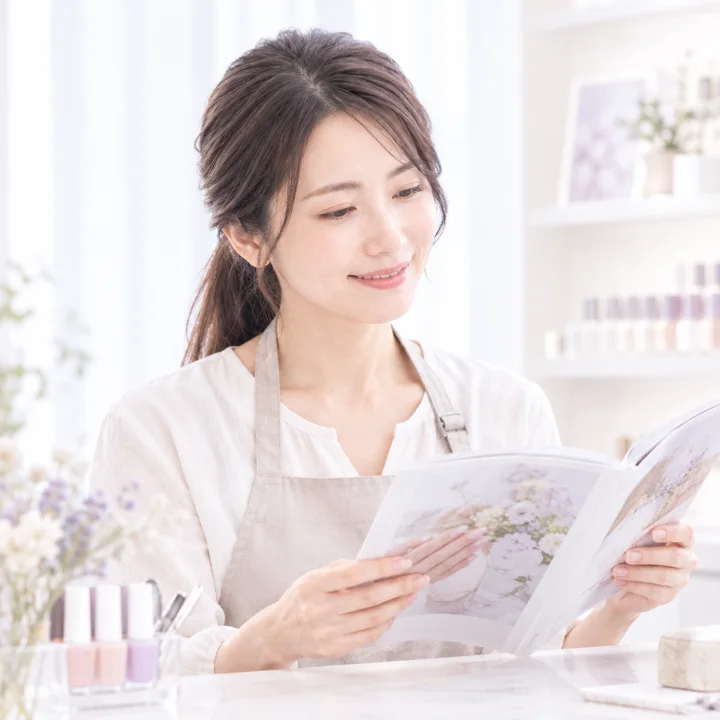 サロンで冊子を読む卒業生